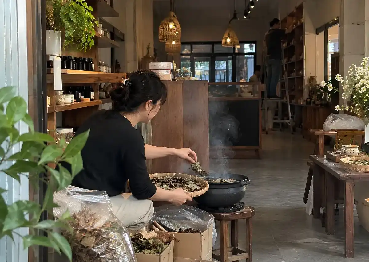 X&ocirc;ng nh&agrave; tẩy uế trước khai trương &ndash; N&eacute;t văn h&oacute;a d&acirc;n gian gửi gắm mong ước khởi đầu thuận lợi.