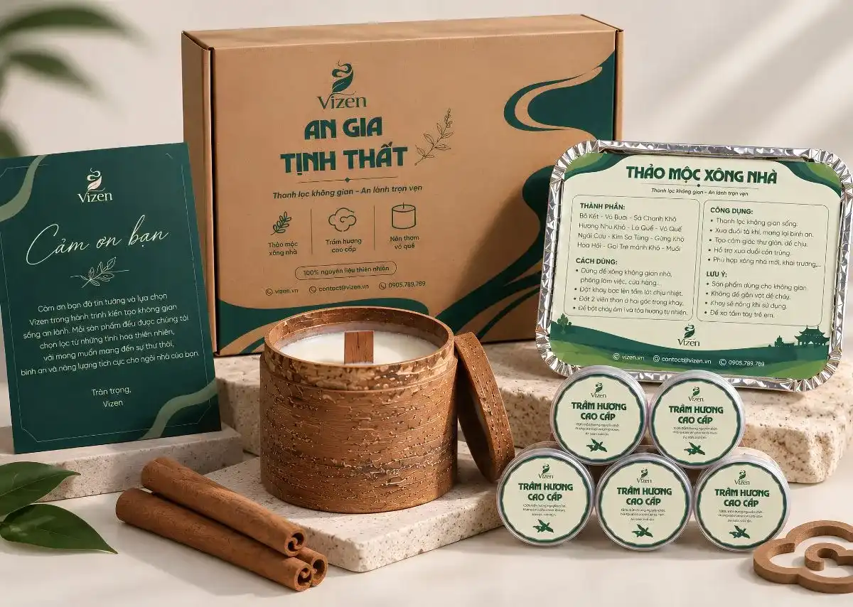 Nến Vỏ Th&acirc;n Quế trong bộ An Gia Tịnh Thất &ndash; Bước Tụ kh&iacute; với &aacute;nh nến ấm &aacute;p v&agrave; vỏ quế Tr&agrave; Bồng tự nhi&ecirc;n.