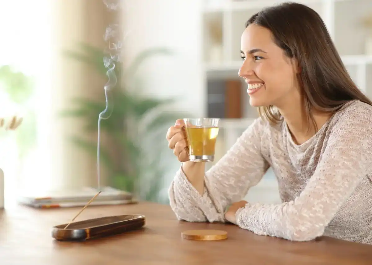 X&ocirc;ng trầm hương c&oacute; t&aacute;c dụng g&igrave;? Trầm tạo tầng hương tiếp nối sau bước Thanh lọc.