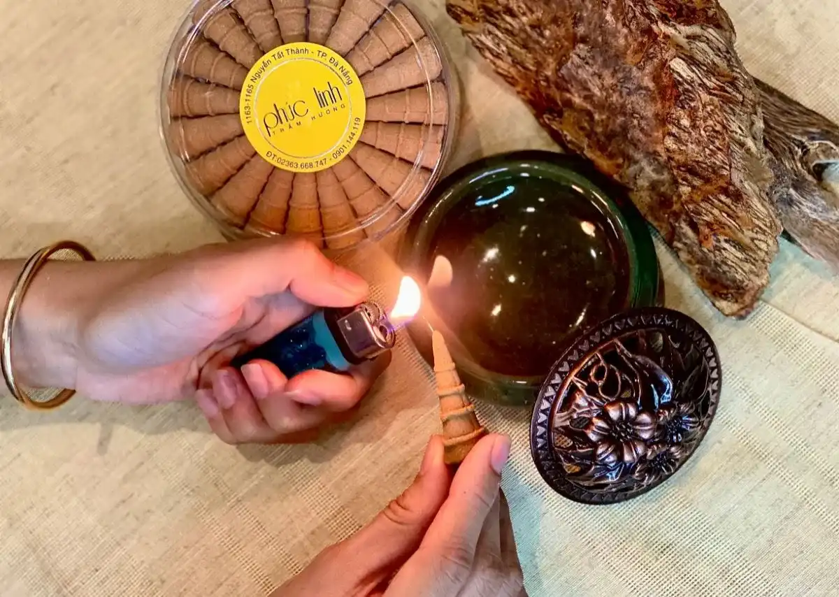X&ocirc;ng trầm hương c&oacute; t&aacute;c dụng g&igrave;? Trầm tạo tầng hương ấm, s&acirc;u sau bước Thanh lọc.