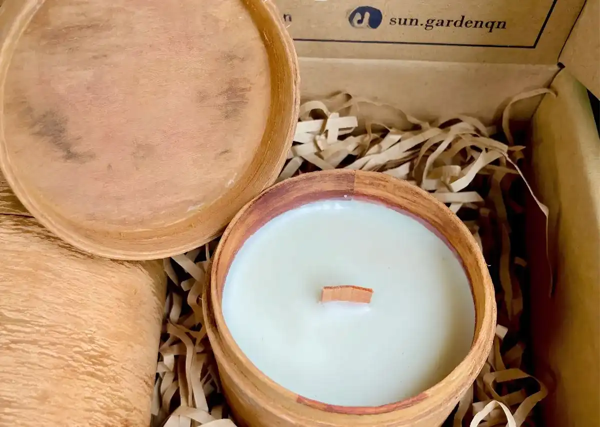 Nến thơm vỏ quế sử dụng vỏ quế thật, tạo vẻ mộc mạc v&agrave; g&oacute;p phần l&agrave;m nổi bật sắc hương quế