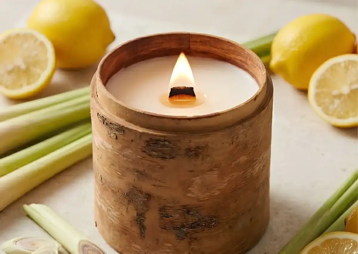 Nến thơm vỏ quế kết hợp vỏ quế thật v&agrave; tinh dầu tự nhi&ecirc;n, mang sắc hương ấm &aacute;p v&agrave;o kh&ocirc;ng gian sống.