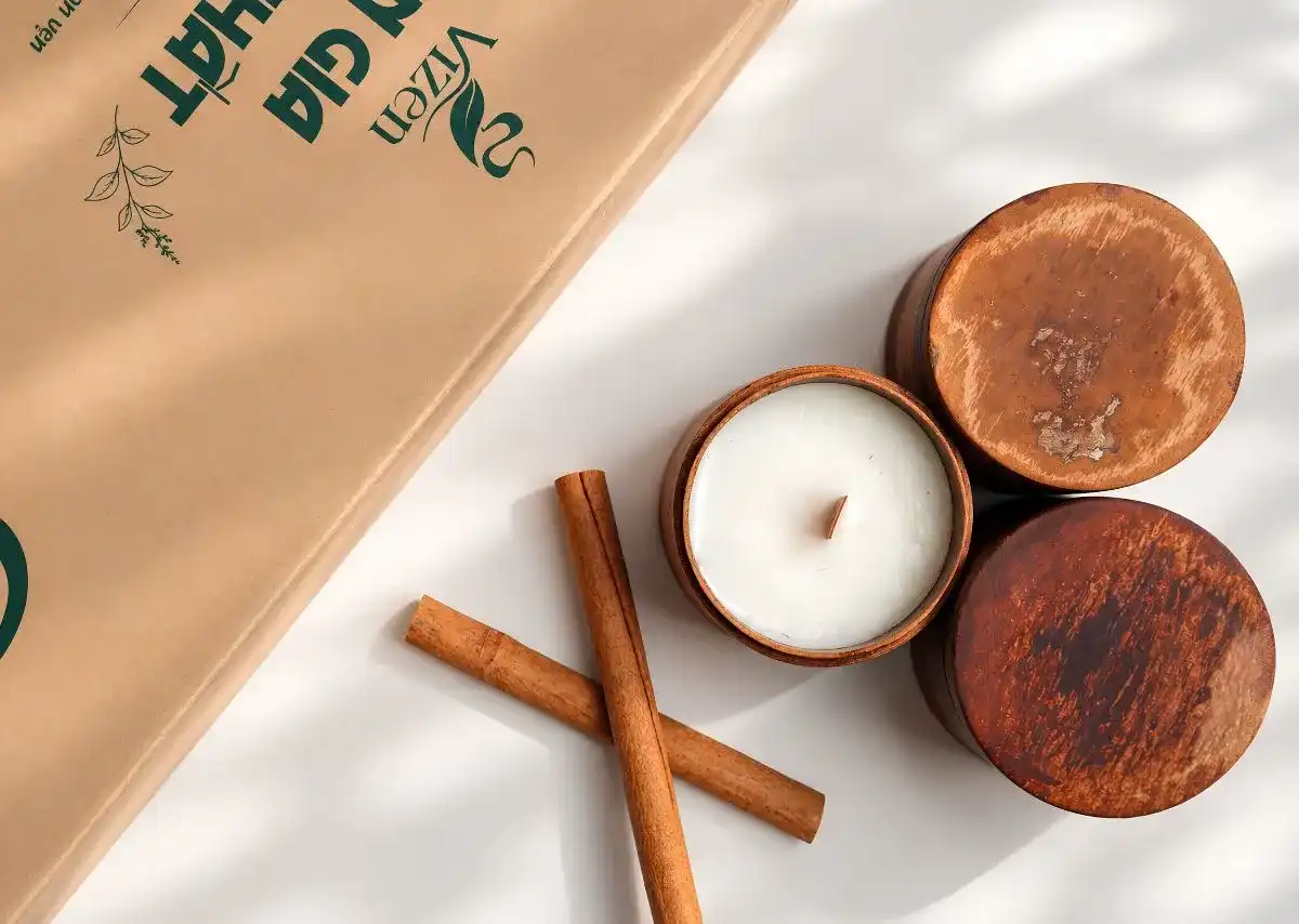 Nến vỏ quế ho&agrave;n thiện bước Tụ hương, kh&eacute;p lại trải nghiệm 3 tầng hương của bộ x&ocirc;ng nh&agrave; VIZEN.