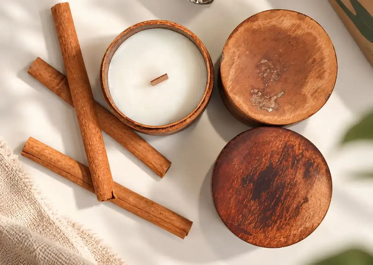 Nến vỏ quế ho&agrave;n thiện bước Tụ hương trong bộ x&ocirc;ng nh&agrave; VIZEN.