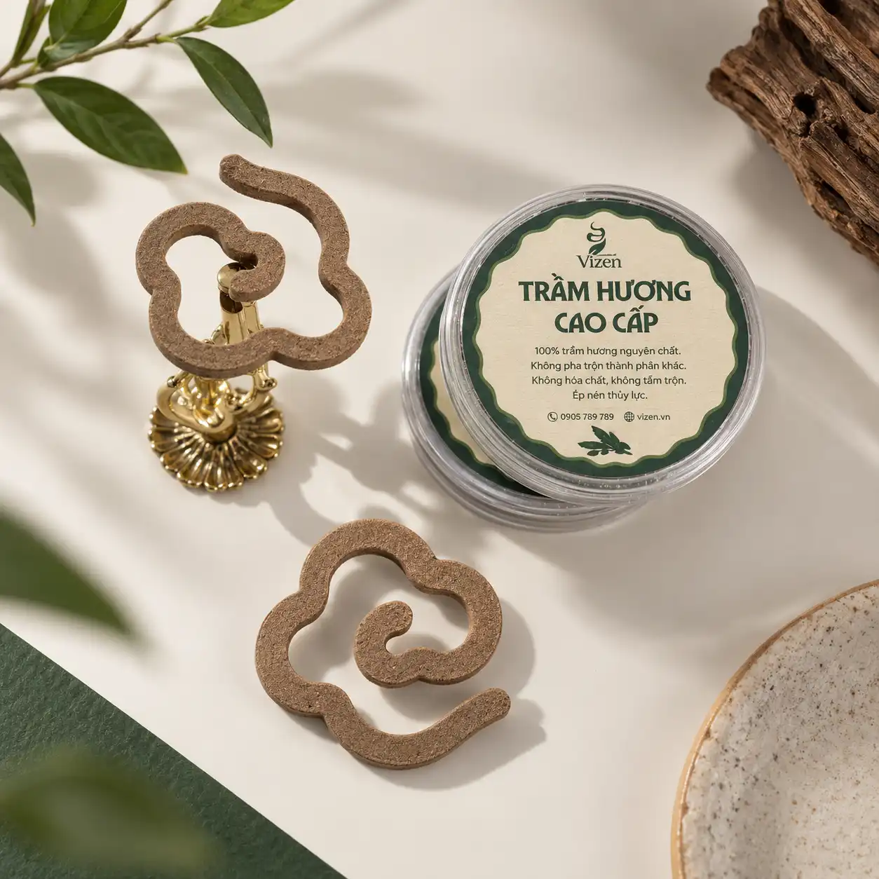 C&aacute;ch l&agrave;m thơm ph&ograve;ng ngủ tự nhi&ecirc;n với Trầm V&acirc;n M&acirc;y tạo tầng hương ấm v&agrave; s&acirc;u hơn.